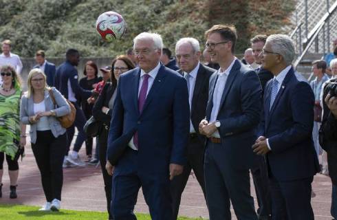 Federal President Frank Walter Steinmeier L shoots the ball next to Dirk Mazurkiewicz M when visiting the Bonn sports club 01 04 M Chairman of the Bonn SC and Mayor Ashok Sridharan Bonn 31 08 2018 Federal President Steinmeier at the Bonn SC