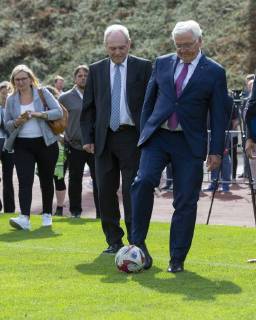 Federal President Frank Walter Steinmeier shoots the ball Bonn when visiting the Bonn Sports Club 01 04 31 08 2018 Federal President Steinmeier at Bonn SC