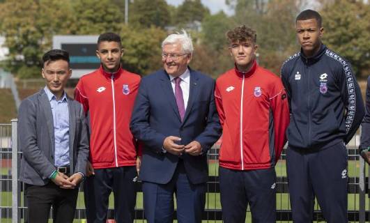 German President Frank Walter Steinmeier meets with players from a migration background at the Bonn Sports Club 01 04 Bonn 31 08 2018 Federal President Steinmeier at the Bonn SC
