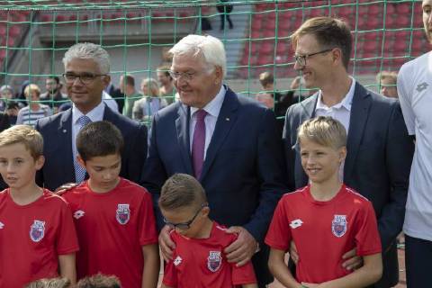 Federal President Frank Walter Steinmeier M with youth players visiting the Bonn sports club 01 04 next to Dirk Mazurkiewicz R Chairman of the Bonn SC and Mayor Ashok Sridharan L Bonn 31 08 2018 Federal President Steinmeier at Bonn SC