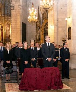 Entertainment Bilder des Tages Spain s King Felipe VI (C-R) and Queen Letizia (C-L) attend a commemorative mass in memory of the victims of the flash floods registered 09 October 2018, at Church of Our Lady of Sorrows in Manacor, Balearic Islands, Spain, 17 October 2018. A total of 13 people died after the flash floods registered 09 October 2018 in the area. The heavy rains left a total of 232 liters per square meter in the area over a two hour period which made the water flowing through the natural ravine nearby overflow flooding the town in minutes at high speed. Commemorative mass in memory of the victims of the flash floods in Mallorca !ACHTUNG: NUR REDAKTIONELLE NUTZUNG! Copyright: xCATIxCLADERAx GRAF8835 20181017-636754017105645781