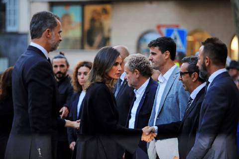 Spain s King Felipe VI (L) and Queen Letizia (C) greet people upon arrival a commemorative mass in memory of the victims of the flash floods registered 09 October 2018 in Mallorca, Balearic Islands, Spain, 17 October 2018. A total of 13 people died after the flash floods registered 09 October 2018 in the area. The heavy rains left a total of 232 liters per square meter in the area over a two hour period which made the water flowing through the natural ravine nearby overflow flooding the town in minutes at high speed. Commemorative mass in memory of the victims of the flash floods in Mallorca !ACHTUNG: NUR REDAKTIONELLE NUTZUNG!  Copyright: xLliteresx GRAF8870 20181017-636754048062923599