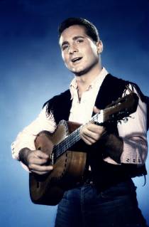 FREDDY QUINN Studio recording ca 1958 The singer Entertainer and actor FREDDY QUINN is one of the first German superstars He has sold over 50 million records until today His success series began with the song Heimweh 1956 With his songs, his stage successes and the leading roles in feature films he conquered the audience of the years of the economic miracle Copyright: ArthurxGrimm UnitedArchives00639493
