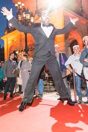 18 10 2019 xesx Frankfurt am Main Hessian Film and Cinema Prize Actor Adnan Maral makes a leap in the air