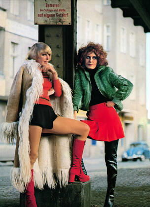Elke Sommer & Ortrud Beginnen Characters: Miezi, Babsy Film: One Or The Other (DE 1974) Director: Wolfgang Petersen 22 April 1974 Einer von uns beiden (BRD 1973, Regie: Wolfgang Petersen) Elke Sommer, Ortrud Beginnen junge Frauen, Minirock, Mini, Stiefel, Prostitution, Strassenprostitution, Prostituierte, Hure, Dirne, anschaffen, Lammfellmantel; erster Kinofilm des vom Fernsehen kommenden Regisseurs Petersen ------WICHTIG: Nutzung nur redaktionell mit Filmtitelnennung bzw. Berichterstattung ?©ber diesen Film. Buch- und Kalendernutzung nur nach Absprache.------IMPORTANT: To be used solely for editorial coverage of this specific motion picture TV programme.  Copyright: RoxyxFilmxAFxArchivexMaryxEvans 12452715 editorial use only