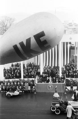 USWahl2024, die großen Präsidenten, Dwight D. Eisenhower U.S. President Dwight Eisenhower and U.S. Vice President Richard Nixon Reviewing Inauguration Parade, First Lady Mamie Eisenhower and Second Lady Pat Nixon seated behind, Washington, D.C., USA, photographer Thomas J. O Halloran, Warren K. Leffler, January 21, 1957 Copyright: xCircaxImagesx ghi-circa07541