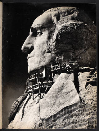 MONT RUSHMORE 40s Scalloping on the sculpture of President George Washington at Mount Rushmore Photograph of 1941, date of completion 40s Credit Collection British Library KHARBINE TAPABOR  KH247325