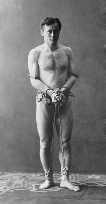 Harry Houdini (1874-1926), in chains. Ca. 1900. Courtesy Everett Collection PUBLICATIONXNOTxINxCANxCHNxFRAxITAxJPNxNORxPOLxRUSxESPxUKxUSA Copyright: xCourtesyxEverettxCollectionx HISL011 EC119