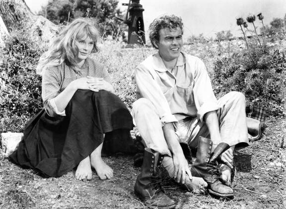 DAS TOTENSCHIFF, (aka SHIP OF THE DEAD, aka THE NAKED AND THE BRAVE), from left, Elke Sommer, Horst Buchholz, 1959 Courtesy Everett Collection !ACHTUNG AUFNAHMEDATUM GESCHÃ„TZT! PUBLICATIONXNOTxINxCANxCHNxFRAxITAxJPNxNORxPOLxRUSxESPxUKxUSA Copyright: xCourtesyxEverettxCollectionx MBDTOTE EC005