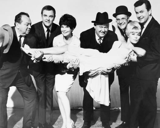 THE WICKED DREAMS OF PAULA SCHULTZ, standing from left: Leon Askin, Joey Forman, Maureen Arthur, John Banner, Werne Klemperer, Bob Crane, Elke Sommer (front), 1968 !ACHTUNG AUFNAHMEDATUM GESCHÃ„TZT! PUBLICATIONXNOTxINxCANxCHNxFRAxITAxJPNxNORxPOLxRUSxESPxUKxUSA Copyright: xCourtesyxEverettxCollectionx MBDWIDR EC009