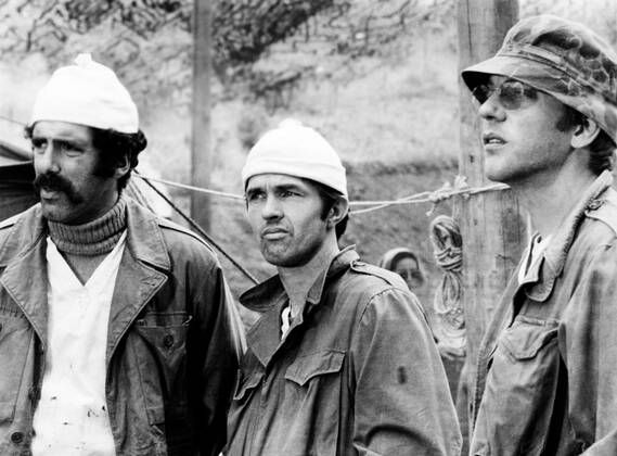 MASH, (aka M*A*S*H*), from left: Elliott Gould, Tom Skerritt, Donald Sutherland, 1970, TM & Copyright 20th Century Fox Film Corp. courtesy Everett Collection 20thCentFox Courtesy Everett Collection !ACHTUNG AUFNAHMEDATUM GESCHÃ„TZT! PUBLICATIONXNOTxINxCANxCHNxFRAxITAxJPNxNORxPOLxRUSxESPxUKxUSA Copyright: x20thCentFox CourtesyxEverettxCollectionx MBDMASH FE015