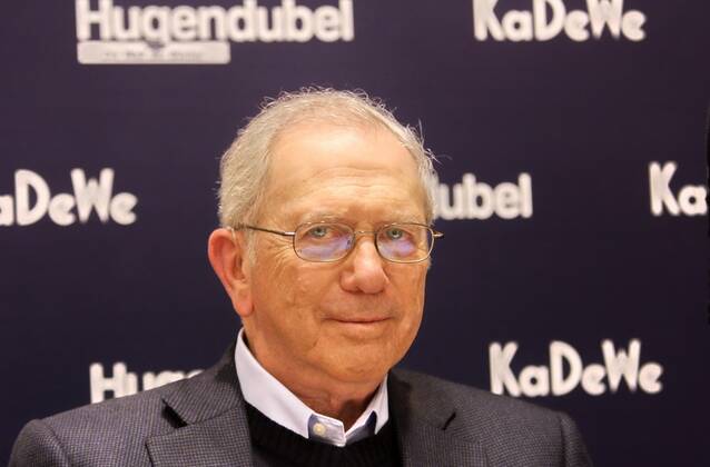 77 Noah Gordon gives autographs in his new book Der Katalane im KaDeWe, Signature, Author, Literature, Portrait, Portrait, Berlin Germany, Germany Copyright: xPOP-EYE Gabschx 00167035_00167035