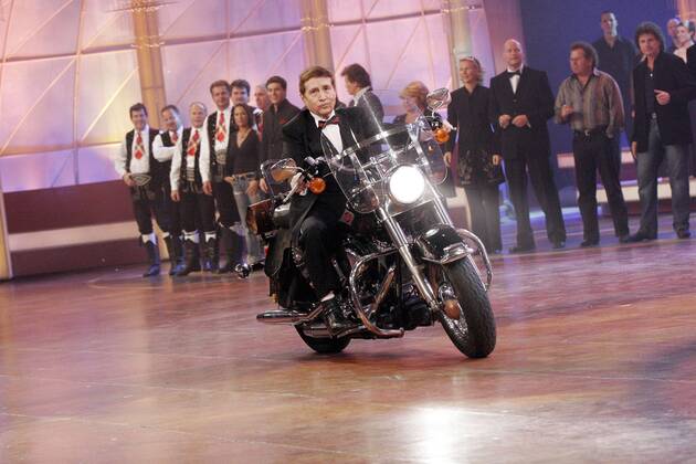 32 TV Freddy Quinn on a motorbike in the TV show WELCOME TO CARMEN FOG, music, singer, singer Halle Germany, Germany Copyright: xPOP-EYE Scherfx 00085654_00085654