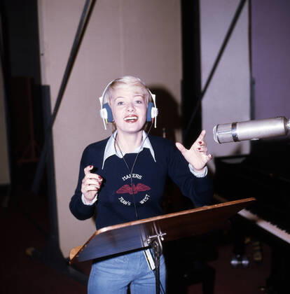 Hanni Vanhaiden Hanni Vanhaiden, deutsche Fernsehansagerin und Moderatorin, bei Aufnahmen im Studio in Hamburg, Deutschland um 1980. German TV presenter Hanni Vanhaiden recording at the studio at Hamburg, Germany around 1980., Hamburg Hamburg Deutschland Copyright: HelmutxReiss UnitedArchives830002580 EDITORIAL USE ONLY