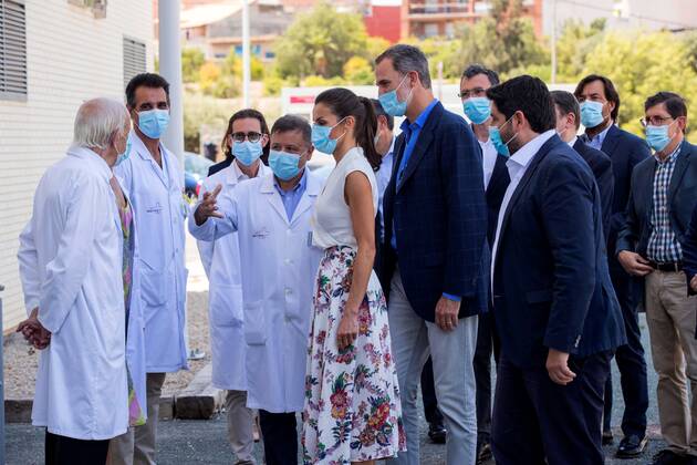 Spain s King Felipe VI (C-R) and Queen Letizia (C), accompanied by Murcia s regional president, Fernando Lopez Miras (R), visit the Biomedical Research Institute of Murcia (IMIB) in Murcia, southeastern Spain, 07 July 2020. The royal couple is visiting Murcia in the framework of a national tour in support of Spanish citizens and industries after the Covid-19 coronavirus lockdown was lifted in the country. Spain s Royal Couple visit Biomedical Research Institute of Murcia (IMIB) in Murcia !ACHTUNG: NUR REDAKTIONELLE NUTZUNG! Copyright: xMarcialxGuillenx GRAF4062 20200707-637297362848310078