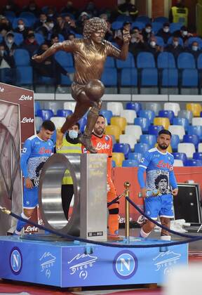 Photo IPP Felice De Martino Napoli 28 11 2021 Calcio Campionato italiano serie A 2021 2022 Napoli Lazio In the photo Lorenzo Insigne as he enters the field looks towards the statue of Diego Armando Maradona Italy Photo Press World Copyright  0