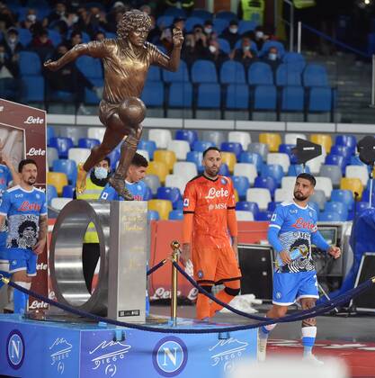 Photo IPP Felice De Martino Napoli 28 11 2021 Calcio Campionato italiano serie A 2021 2022 Napoli Lazio In the photo Lorenzo Insigne as he enters the field looks towards the statue of Diego Armando Maradona Italy Photo Press World Copyright  0