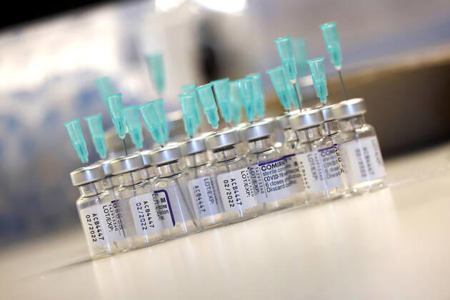 Vials with doses of Comirnaty at the press event for the extraordinary vaccination campaign in the historic Airbus A300 Zero G at Cologne Bonn Airport The aircraft was used until 2014 to simulate weightlessness during so-called parabolic flights Cologne, 21 12 2021 Foto:xC.xHardtx xFuturexImage