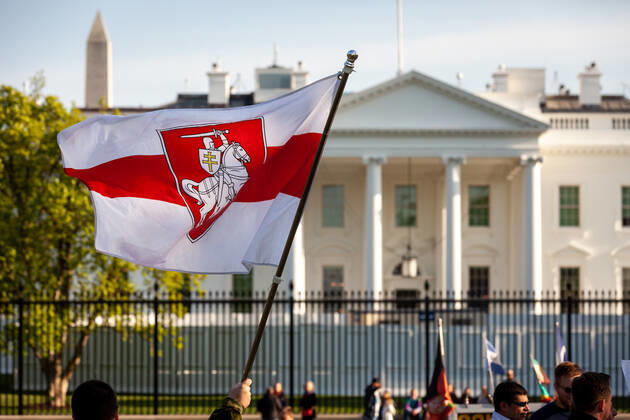 Belarusian opposition leader Sviatlana Tsikhanouskaya attends Ukraine protest A demonstrator waves a Belarusian flag during a rally at the White House against Russia s war in Ukraine. The Belarusian community in the Washington, DC metro area joined US Ukrainian Activists daily protest at the White House to show their support. Both countries currently suffer at the hands of Russian President Vladimir Putin: Ukraine is under attack, and Belarus is led by Putin puppet Alexander Lukashenko. Washington DC United States  Copyright: xAllisonxBaileyx originalFilename: bailey-belarusi220428_npw9D