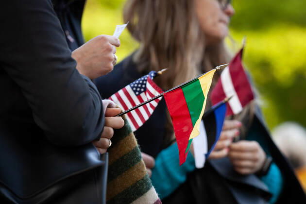 Belarusian opposition leader Sviatlana Tsikhanouskaya attends Ukraine protest Protesters hold the flags of the United States, Lithuania, Estonia, and Latvia (left to right) during a rally at the White House against Russia s war in Ukraine. The Belarusian community in the Washington, DC metro area joined US Ukrainian Activists daily protest at the White House to show their support. Both countries currently suffer at the hands of Russian President Vladimir Putin: Ukraine is under attack, and Belarus is led by Putin puppet Alexander Lukashenko. Washington DC United States  Copyright: xAllisonxBaileyx originalFilename: bailey-belarusi220428_npRvU