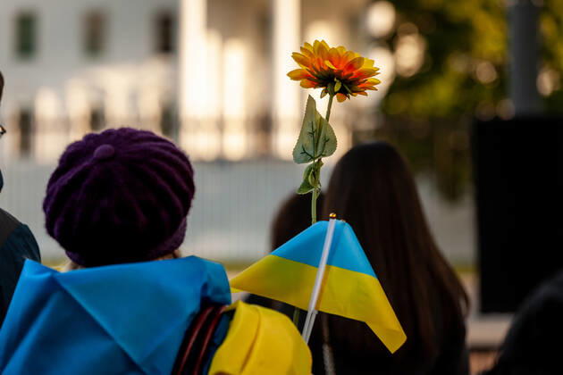 Belarusian opposition leader Sviatlana Tsikhanouskaya attends Ukraine protest A protester holds Ukrainian flags and a sunflower during a rally at the White House against Russia s war in Ukraine. The Belarusian community in the Washington, DC metro area joined US Ukrainian Activists daily protest at the White House to show their support. Both countries currently suffer at the hands of Russian President Vladimir Putin: Ukraine is under attack, and Belarus is led by Putin puppet Alexander Lukashenko. Washington DC United States  Copyright: xAllisonxBaileyx originalFilename: bailey-belarusi220428_npQi7