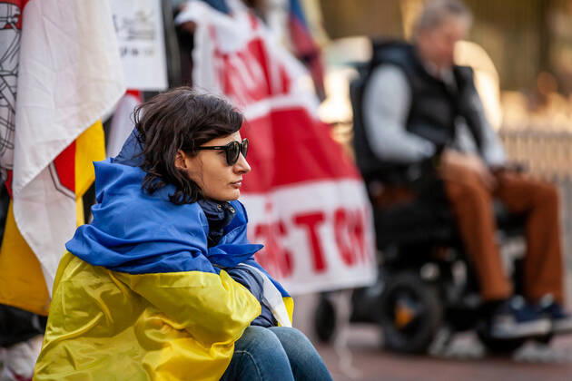 Belarusian opposition leader Sviatlana Tsikhanouskaya attends Ukraine protest A protester wearing a Ukrainian flag listens to a speech during a rally at the White House against Russia s war in Ukraine. The Belarusian community in the Washington, DC metro area joined US Ukrainian Activists daily protest at the White House to show their support. Both countries currently suffer at the hands of Russian President Vladimir Putin: Ukraine is under attack, and Belarus is led by Putin puppet Alexander Lukashenko. Washington DC United States  Copyright: xAllisonxBaileyx originalFilename: bailey-belarusi220428_np923