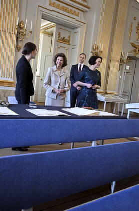 The Permanent Secretary of the Swedish Academy, Mats Malm, Mrs Jenni Haukio, and Queen Silvia look at historical documents during their visit to the Swedish Academy in Stockholm, Sweden, May 18, 2022 Finland’s President is on a two day state visit to Sweden STOCKHOLM SWEDEN x10040x,  Copyright: xAndersxWiklund TTx SWEDEN FINLAND STATE VISIT DAY 2