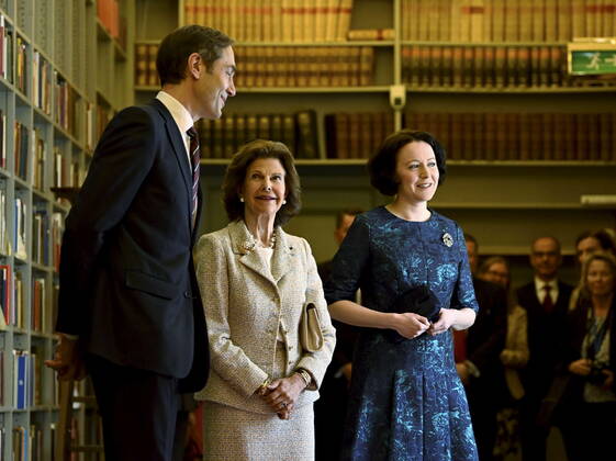 The Permanent Secretary of the Swedish Academy, Mats Malm, Mrs Jenni Haukio, and Queen Silvia visit the Swedish Academy in Stockholm, Sweden, May 18, 2022 Finland’s President is on a two day state visit to Sweden STOCKHOLM SWEDEN x10040x,  Copyright: xAndersxWiklund TTx SWEDEN FINLAND STATE VISIT DAY 2