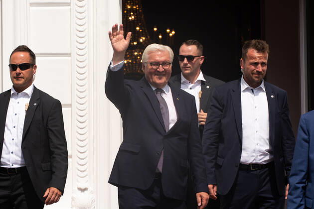 Frank-Walter Steinmeierï¼apresident Of Germany, Visits The Opening Of Villa Hammerschmidt In Bonn Frank-Walter Steinmeierï¼apresident of Germany is seen waving to the visitors from the opening day of Villa Hammerschmidt in Bonn, Germany on June18ï¼a2022 Bonn Germany  Copyright: xYingxTangx originalFilename: tang-notitle220618_npdXE