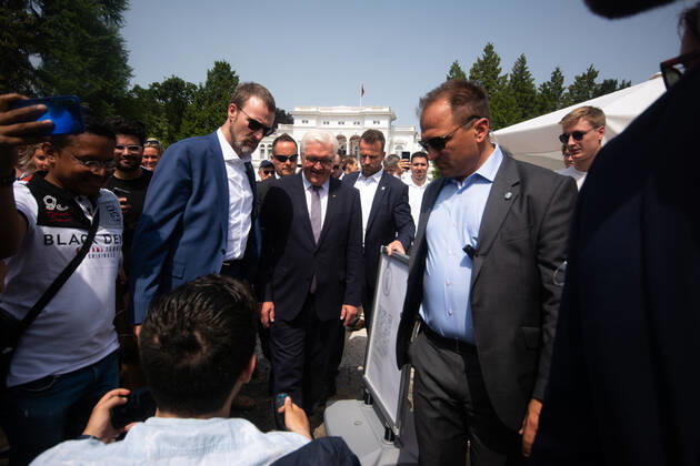 Frank-Walter Steinmeierï¼apresident Of Germany, Visits The Opening Of Villa Hammerschmidt In Bonn Frank-Walter Steinmeierï¼apresident of Germany is seen taking selfie with the visitors during the opening day of Villa Hammerschmidt in Bonn, Germany on June18ï¼a2022 Bonn Germany  Copyright: xYingxTangx originalFilename: tang-notitle220618_npeX9