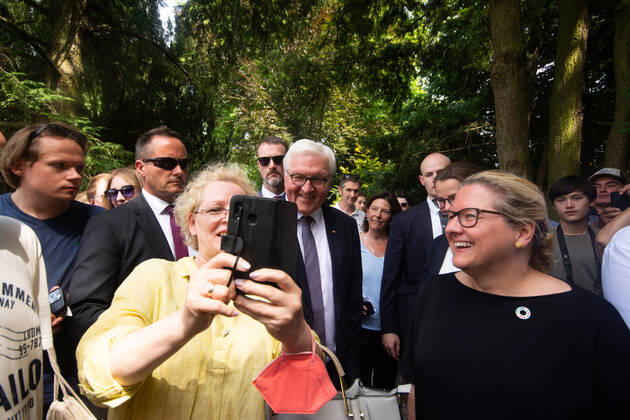 Frank-Walter Steinmeierï¼apresident Of Germany, Visits The Opening Of Villa Hammerschmidt In Bonn Frank-Walter Steinmeierï¼apresident of Germany is seen taking selfie with the visitors during the opening day of Villa Hammerschmidt in Bonn, Germany on June18ï¼a2022 Bonn Germany  Copyright: xYingxTangx originalFilename: tang-notitle220618_npFsf