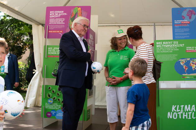 Frank-Walter Steinmeierï¼apresident Of Germany, Visits The Opening Of Villa Hammerschmidt In Bonn Frank-Walter Steinmeierï¼apresident of Germany is seen visiting UN wolrd Food program information booth and talk to a staff during the opening day of Villa Hammerschmidt in Bonn, Germany on June18ï¼a2022 Bonn Germany  Copyright: xYingxTangx originalFilename: tang-notitle220618_nphHI