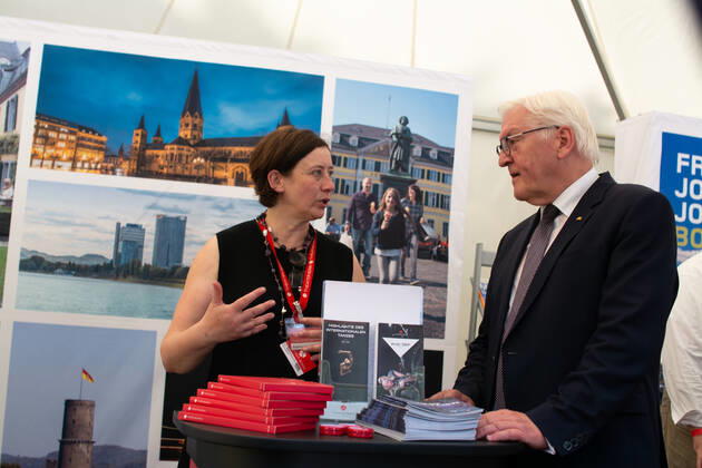 Frank-Walter Steinmeierï¼apresident Of Germany, Visits The Opening Of Villa Hammerschmidt In Bonn Frank-Walter Steinmeierï¼apresident of Germany is seen visiting Bonn city information booth and talk to the a staff during the opening day of Villa Hammerschmidt in Bonn, Germany on June18ï¼a2022 Bonn Germany  Copyright: xYingxTangx originalFilename: tang-notitle220618_npWcy