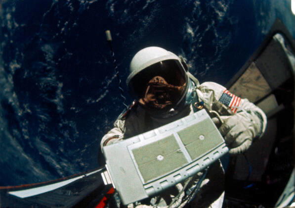 S66-63538 (11 Nov. 1966) --- Astronaut Edwin E. Aldrin Jr., pilot for the Gemini-12 spaceflight, removes micrometeoroid package for return to the spacecraft during extravehicular activity (EVA) on the first day of the four-day mission. Command pilot for the Gemini-12 mission, the last in the Gemini series, was astronaut James A. Lovell Jr. Copyright: xpiemagsx piemagsspace-41729 !ACHTUNG AUFNAHMEDATUM GESCHÄTZT!