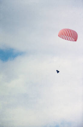 S66-59986 (15 Nov. 1966) --- The Gemini spaceflight program concludes as the Gemini-12 spacecraft, with astronaut James A. Lovell Jr., command pilot, and Edwin E. Aldrin Jr., pilot, aboard, nears touchdown in the Atlantic Ocean 2.5 nautical miles from the prime recovery ship, USS Wasp. Gemini-12 splashed down at 2 21 p.m. (EST), Nov. 11, 1966, to conclude the four-day mission in space. Copyright: xpiemagsx piemagsspace-54779 !ACHTUNG AUFNAHMEDATUM GESCHÄTZT!