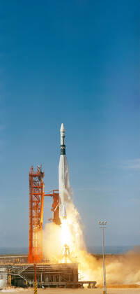 S66-64544 (11 Nov. 1966) --- An Agena Target Docking Vehicle atop its Atlas launch vehicle was launched from the Kennedy Space Center s Launch Complex 14 at 2 08 p.m. (EST), Nov. 11, 1966. The Agena served as a rendezvous and docking vehicle for the Gemini-12 spacecraft. Copyright: xpiemagsx piemagsspace-54788 !ACHTUNG AUFNAHMEDATUM GESCHÄTZT!