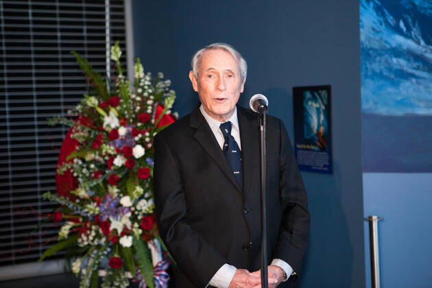 CAPE CANAVERAL, Fla. Former NASA astronaut Edward G. Gibson, Ph.D., remarks on his friendship with former NASA astronaut William R. Pogue during a wreath laying ceremony at the United States Astronaut Hall of Fame at the Kennedy Space Center Visitor Complex. Col. Pogue, pilot on NASA s Skylab 4 mission in 1973-74, died March 3. He was 84 years old. Skylab 4 was the third and final manned visit to the Skylab orbital workshop, launched Nov. 16, 1973, and concluded Feb. 8, 1974. At 84 days, 1 hour and 15 minutes, Skylab 4 was the longest manned space flight to that date. Pogue was accompanied on the record-setting 34.5-million-mile flight by Commander Gerald P. Carr and science-pilot Gibson. They conducted dozens of experiments and science Copyright: xpiemagsx piemagsspace-120302 !ACHTUNG AUFNAHMEDATUM GESCHÄTZT!