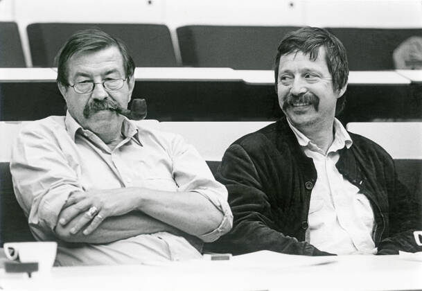 Günter Grass and Wolf Biermann at PEN Congress, Hamburg 1986 Germany, Hamburg, 23 June 1986, Günter Grass, 1927 2015 , German writer left , Wolf Biermann, born 1936, German songwriter and lyricist, participant at 49 International PEN Congress, literary conference, writers conference at Cong