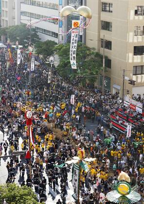 Tug-of-war festival in Okinawa People pull a 160-meter rope on a national road in the Okinawa Prefecture capital of Naha on Oct. 9, 2022. Okinawa s traditional tug-of-war festival resumed following a two-year hiatus due to the COVID-19 pandemic.  A14AA0001344482P