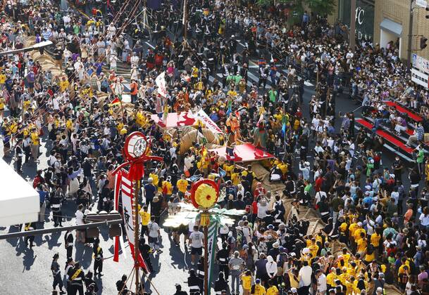 Tug-of-war festival in Okinawa People pull a 160-meter rope on a national road in the Okinawa Prefecture capital of Naha on Oct. 9, 2022. Okinawa s traditional tug-of-war festival resumed following a two-year hiatus due to the COVID-19 pandemic.  A14AA0001344483P