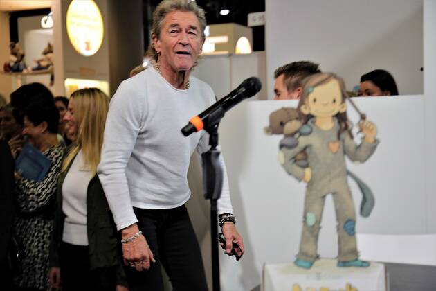 22 10 2022 Frankfurt am Main, Fair Frankfurt Book Fair 2022 Impressions Big crowd at the stand Hendrikje Balsmeyer and Peter Maffay are not only life partners but also the authors of the childrens book series Anouk Picture shows Peter Maffay amazed and delighted by the big crowd HP
