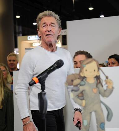 22 10 2022 Frankfurt am Main, Fair Frankfurt Book Fair 2022 Impressions Big crowd at the stand Hendrikje Balsmeyer and Peter Maffay are not only life partners but also the authors of the childrens book series Anouk Picture shows Peter Maffay amazed and delighted by the big crowd HP