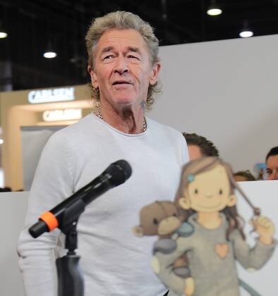 22 10 2022 Frankfurt am Main, Fair Frankfurt Book Fair 2022 Impressions Big crowd at the stand Hendrikje Balsmeyer and Peter Maffay are not only life partners but also the authors of the childrens book series Anouk Picture shows Peter Maffay amazed and delighted by the big crowd HP