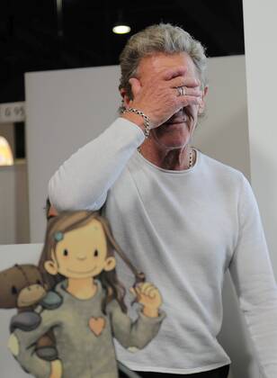 22 10 2022 Frankfurt am Main, Fair Frankfurt Book Fair 2022 Impressions Big crowd at the stand Hendrikje Balsmeyer and Peter Maffay are not only life partners but also the authors of the childrens book series Anouk Picture shows Peter Maffay amazed and delighted by the big crowd HP