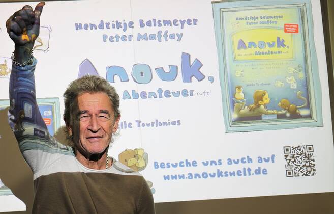 22 10 2022 Frankfurt am Main, Fair Frankfurt Book Fair 2022 Impressions Big crowd at the stand Hendrikje Balsmeyer and Peter Maffay are not only life partners but also the authors of the childrens book series Anouk Picture shows Peter Maffay amazed and delighted by the big crowd HP