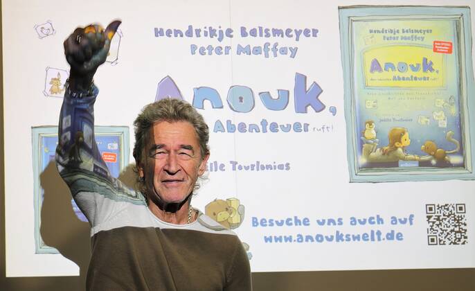 22 10 2022 Frankfurt am Main, Fair Frankfurt Book Fair 2022 Impressions Big crowd at the stand Hendrikje Balsmeyer and Peter Maffay are not only life partners but also the authors of the childrens book series Anouk Picture shows Peter Maffay amazed and delighted by the big crowd HP