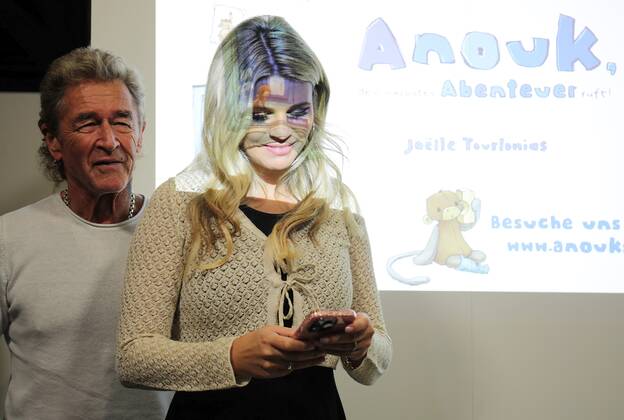 22 10 2022 Frankfurt am Main, Fair Frankfurt Book Fair 2022 Impressions Big crowd at the stand Hendrikje Balsmeyer and Peter Maffay are not only life partners but also the authors of the childrens book series Anouk Picture shows Peter Maffay and life partner Hendrikje Balsmeyer HP