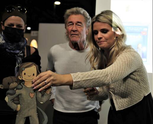 22 10 2022 Frankfurt am Main, Fair Frankfurt Book Fair 2022 Impressions Big crowd at the stand Hendrikje Balsmeyer and Peter Maffay are not only life partners but also the authors of the childrens book series Anouk Picture shows Peter Maffay and life partner Hendrikje Balsmeyer HP