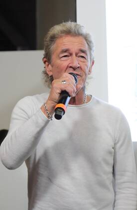 22 10 2022 Frankfurt am Main, Fair Frankfurt Book Fair 2022 Impressions Big crowd at the stand Hendrikje Balsmeyer and Peter Maffay are not only life partners but also the authors of the childrens book series Anouk Picture shows Peter Maffay amazed and delighted by the big crowd HP