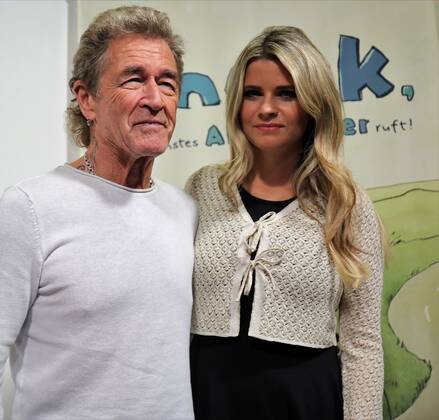 22 10 2022 Frankfurt am Main, Fair Frankfurt Book Fair 2022 Impressions Big crowd at the stand Hendrikje Balsmeyer and Peter Maffay are not only life partners but also the authors of the childrens book series Anouk Picture shows Peter Maffay and life partner Hendrikje Balsmeyer HP